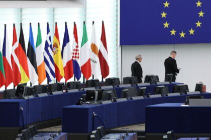 Entre continuité et renouveau, le Parlement européen fait sa rentrée à Strasbourg sous la pression de l'extrême droite
 Cinq semaines après les élections européennes de juin, les 720 députés élus dans les 27 États membres se retrouvent cette semaine au siège du Parlement européen. L'extrême droite y arrive largement renforcée.